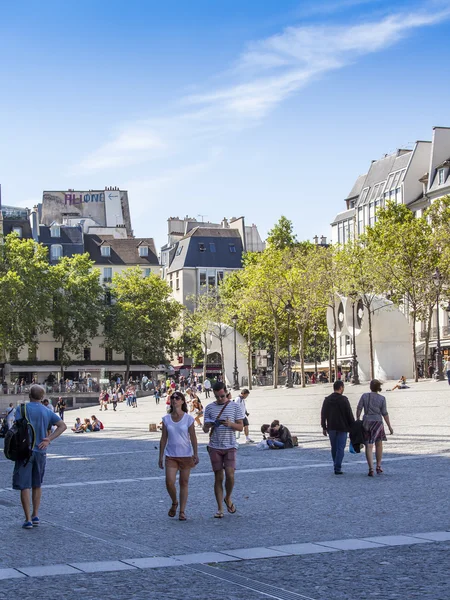 Париж, Франція, по 26 серпня 2015 року. Фрагмент архітектурний комплекс на площі перед Центр Жоржа Помпіду — стокове фото