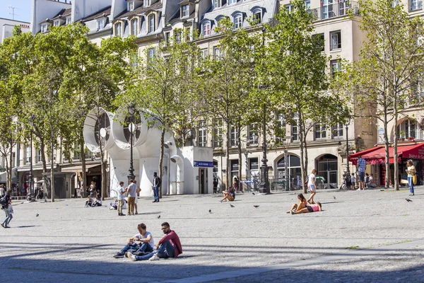 Paris, franz, am 26. august 2015. ein fragment eines architektonischen komplexes auf dem platz vor dem zentrum georges pompidou — Stockfoto