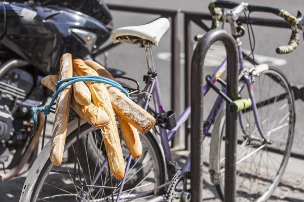 PARIS, FRANCE, le 26 août 2015. Baguettes françaises sur un porte-bagages du vieux vélo debout sur un parking — Photo
