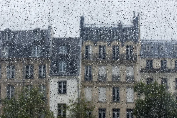 PARIS, FRANCE, le 27 août 2015. Un fragment d'un complexe architectural de la place devant le Centre Georges Pompidou, un regard à travers une fenêtre mouillée. Il pleut, l'eau tombe sur le verre — Photo