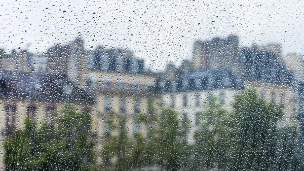 Paříž, Francie, na 29 září 2015. Pařížské krajina. Pohled na střechy města mokré oknem během deště — Stock fotografie