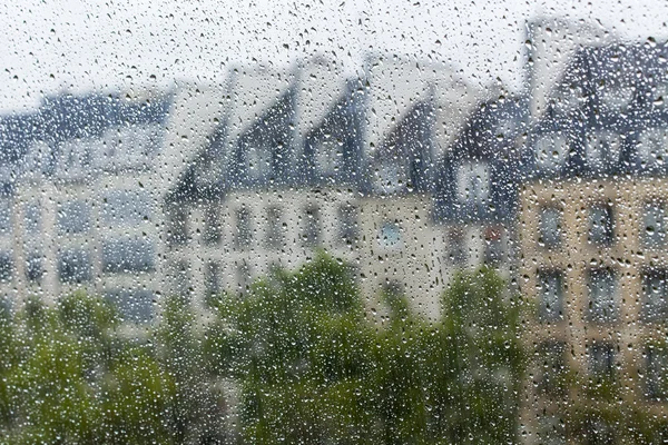 Париж, Франция, 29 сентября 2015 г. Парижский пейзаж. Вид на городские крыши через мокрое окно во время дождя — стоковое фото