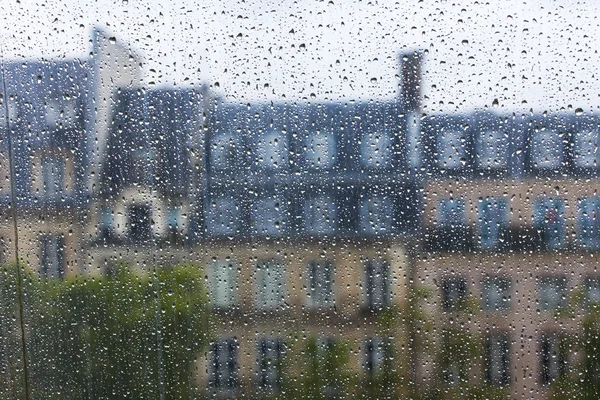 Париж, Франция, 29 сентября 2015 г. Парижский пейзаж. Вид на городские крыши через мокрое окно во время дождя — стоковое фото