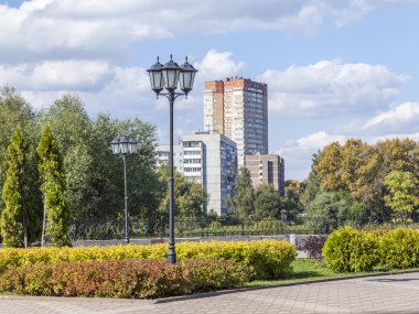 Pushkino, Rusya Federasyonu - 15 Eylül 2015 tarihinde. Sonbahar öğleden sonra şehir manzarası. Serebryanka Nehri kıyısında evler