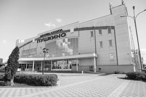 PUSHKINO, RUSIA - el 15 de septiembre de 2015. Paisaje de la ciudad en la tarde de otoño. Palacio deportivo en la orilla del río Serebryank — Foto de Stock