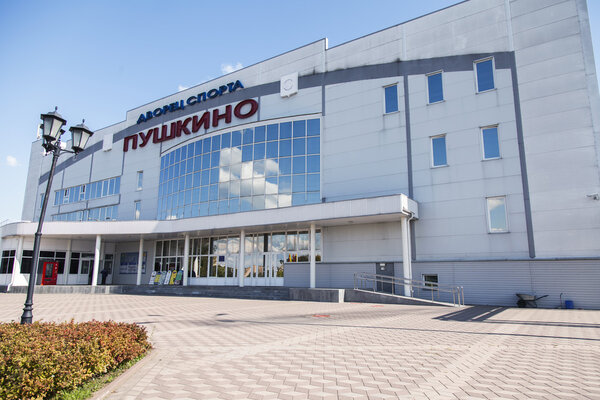 PUSHKINO, RUSSIA - on September 15, 2015. Городской пейзаж осенью. Дворец спорта на берегу реки Серебрянк
