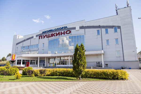 PUSHKINO, RUSSIA - on September 15, 2015. Городской пейзаж осенью. Дворец спорта на берегу реки Серебрянк
