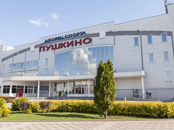 PUSHKINO, RUSSIA - on September 15, 2015. Городской пейзаж осенью. Дворец спорта на берегу реки Серебрянк — стоковое фото