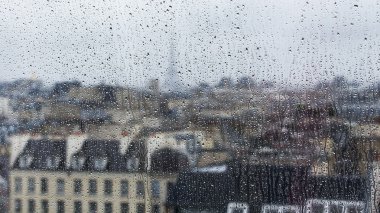 29 Eylül 2015 tarihinde, Paris, Fransa. Paris manzara. Şehir çatılar sırasında bir yağmur ıslak bir pencereden görünümü