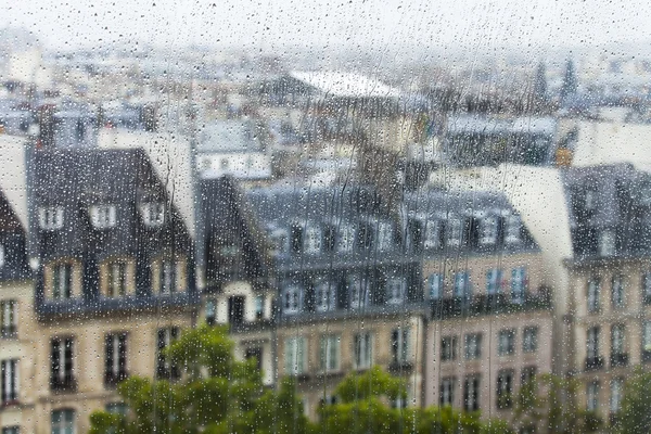 Париж, Франція, на 29 вересня 2015 року. Паризький краєвид. Вид на дахи міста через мокрій вікна під час дощу — стокове фото