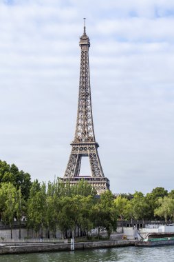 29 Eylül 2015 tarihinde, Paris, Fransa. Eyfel Kulesi bir şehir manzarası.
