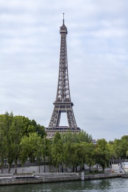 29 Eylül 2015 tarihinde, Paris, Fransa. Eyfel Kulesi bir şehir manzarası.