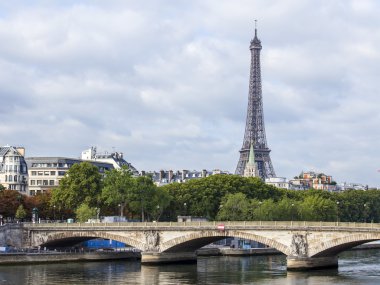 29 Eylül 2015 tarihinde, Paris, Fransa. Şehir manzarası Eyfel Kulesi. Seine ve Nehri Köprüsü manzarasına