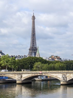 29 Eylül 2015 tarihinde, Paris, Fransa. Şehir manzarası Eyfel Kulesi. Seine ve Nehri Köprüsü manzarasına
