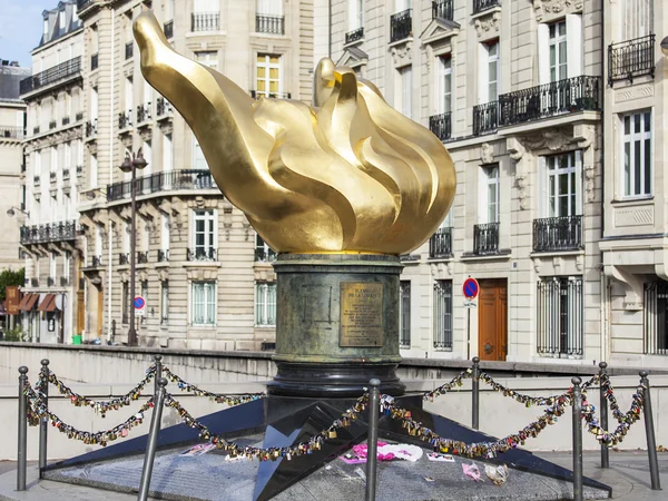 PARIS, FRANCE, on SEPTEMBER 29, 2015. A monument Freedom Flame on Alma Square — Stock Photo, Image