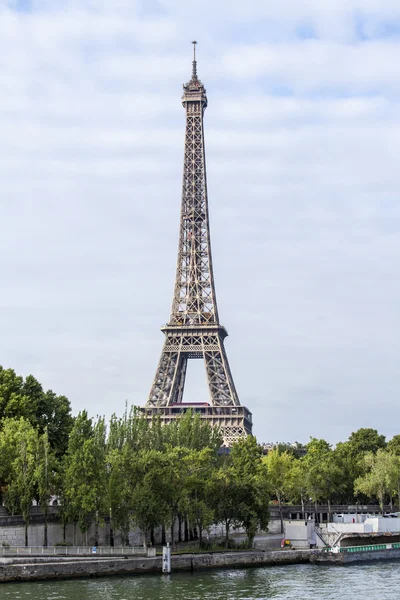 PARÍS, FRANCIA, 29 de septiembre de 2015. Un paisaje urbano con la Torre Eiffel . — Foto de Stock