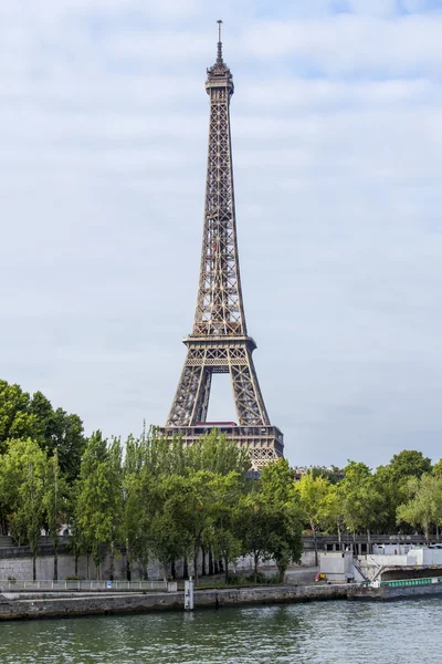 Paříž, Francie, na 29 září 2015. Město krajina s Eiffelovou věží. — Stock fotografie