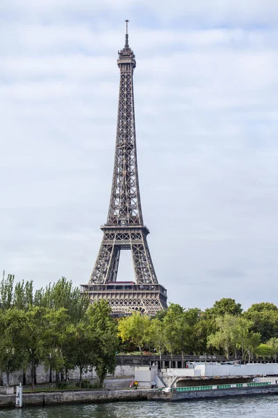 PARÍS, FRANCIA, 29 de septiembre de 2015. Un paisaje urbano con la Torre Eiffel . — Foto de Stock