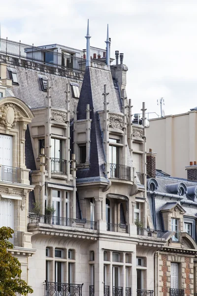 Paryż, Francja, na 29 września 2015 r. Typowa architektura budynków w historycznej części miasta. — Zdjęcie stockowe
