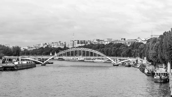 Париж, Франция, 29 сентября 2015 г. Город пейзаж. Вид на мост Сены и Берси (построен в 1831-1832 гг. ) — стоковое фото