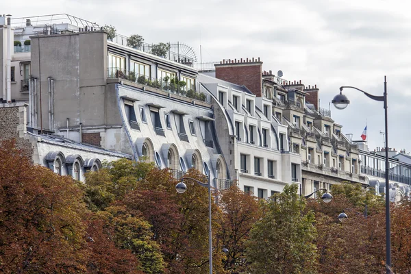 PARIS, FRANÇA, em 29 de setembro de 2015. Arquitetura típica de edifícios na parte histórica da cidade . — Fotografia de Stock