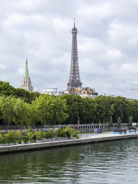 PARIS, FRANÇA, em 29 de setembro de 2015. Uma paisagem da cidade com a Torre Eiffel . — Fotografia de Stock