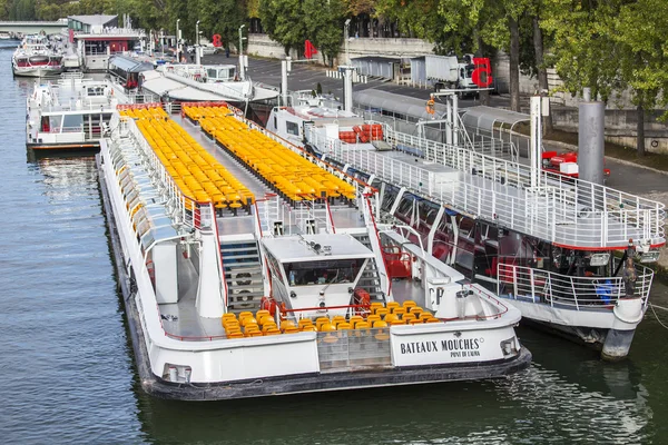 Paris, Frankrike, den 29 augusti 2015. Utsikt över Seine och de vandrande fartyg förtöjda i vallen — Stockfoto