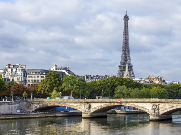 PARIS, France, le 29 SEPTEMBRE 2015. Un paysage urbain avec la Tour Eiffel. Une vue sur la Seine et le pont à travers la rivière — Photo