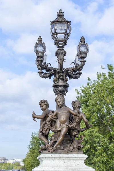 PARIS, Frankrig, om SEPTEMBER 29, 2015. En dekorativ gadelygte på Alexander III Bridge - Stock-foto