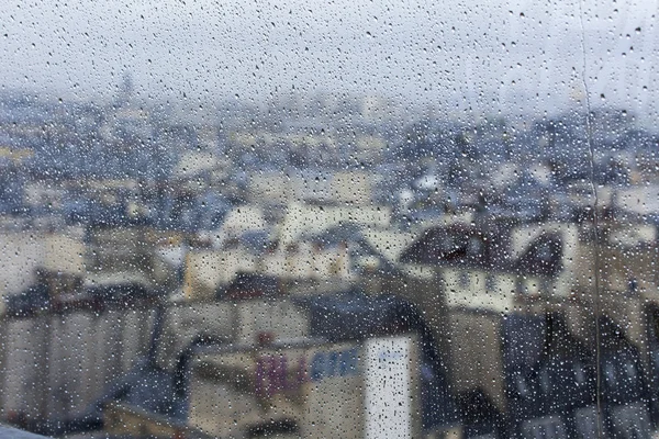 Париж, Франція, на 27 вересня 2015 року. Вид на місто з вікна з високої точки під час дощу. Дощ падає на склі. Зосередитися на крапель — стокове фото