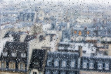 29 Eylül 2015 tarihinde, Paris, Fransa. Paris manzara. Şehir çatılar sırasında bir yağmur ıslak bir pencereden görünümü