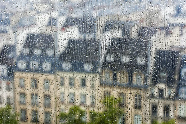 PARIS, FRANCE, le 31 août 2015. La vue du dessus depuis une plateforme d'arpentage sur les toits de Paris à travers du verre mouillé sous une pluie — Photo