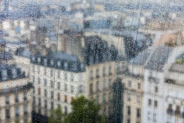 Париж, Франція, на 31 серпня 2015 року. Вид зверху із survey платформи на дахами Парижа через мокрій скло під час дощу — стокове фото