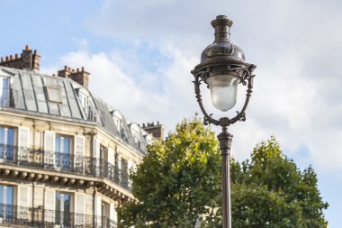 29 Eylül 2015 tarihinde, Paris, Fransa. Mimari karşı güzel bir dekoratif sokak lambası