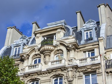 Paris, Fransa, 28 Eylül 2015 tarihinde. Boulevard büyük bina cephe tipik mimari