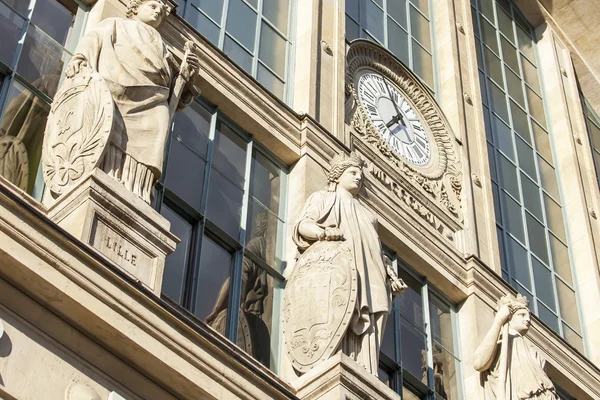 PARÍS, FRANCIA, 28 de septiembre de 2015. Fragmento de una fachada del edificio de la estación Norte (fr. Estación del Norte ) — Foto de Stock