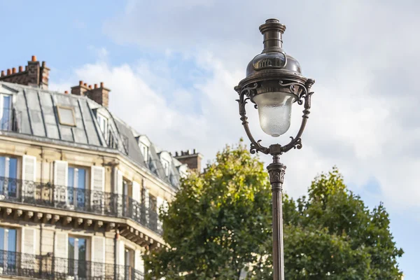 Париж, Франция, 29 сентября 2015 г. Красивый декоративный уличный фонарь против архитектуры — стоковое фото