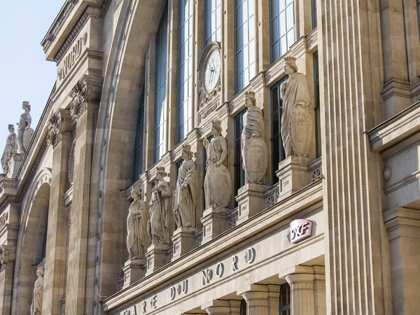 PARIS, FRANCE, on SEPTEMBER 28, 2015. Fragment of a facade of the building of the Northern station (fr. Gare du Nord) — Stock Photo, Image