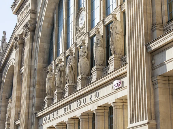 PARIS, FRANCE, on SEPTEMBER 28, 2015. Fragment of a facade of the building of the Northern station (fr. Gare du Nord) — Stock Photo, Image