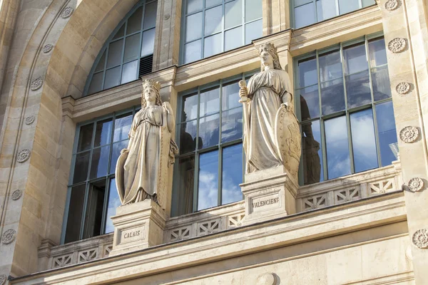 PARIS, FRANCE, on SEPTEMBER 28, 2015. Fragment of a facade of the building of the Northern station (fr. Gare du Nord) — Stock Photo, Image