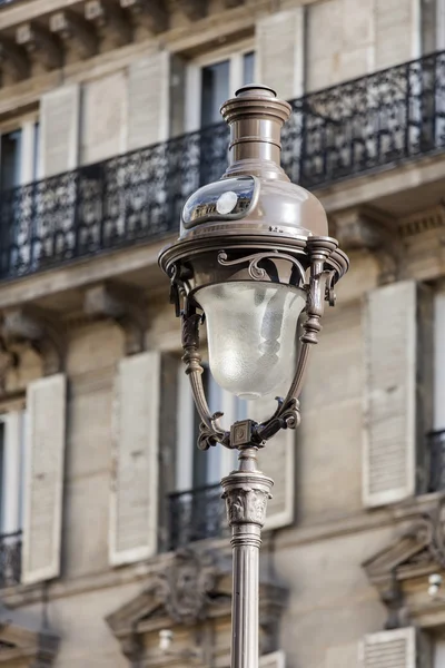 PARIS, FRANÇA, em 29 de setembro de 2015. Uma bela luz de rua decorativa contra a arquitetura — Fotografia de Stock