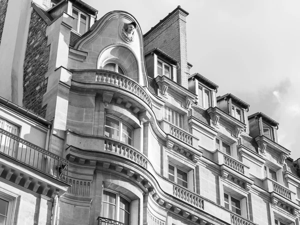 PARIS, FRANÇA, em 28 de setembro de 2015. Arquitetura típica de uma fachada do edifício no Boulevard Grandee — Fotografia de Stock