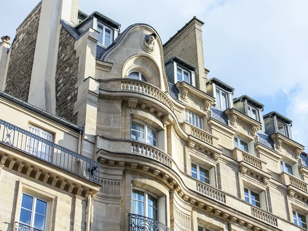Parigi, FRANCIA, il 28 SETTEMBRE 2015. Architettura tipica di una facciata dell'edificio sul Boulevard Grandee — Foto Stock