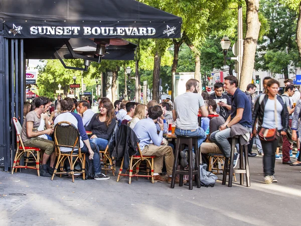 PARIS, FRANÇA, em 26 de agosto de 2015. Café pitoresco de verão na rua. As pessoas comem e descansam — Fotografia de Stock