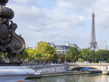30 Ağustos 2015 tarihinde, Paris, Fransa. Seine setin Alexander III Köprüsü'nden Skyline bir görünüm