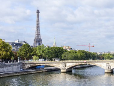 29 Eylül 2015 tarihinde, Paris, Fransa. Eyfel Kulesi bir şehir manzarası.