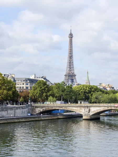 29 Eylül 2015 tarihinde, Paris, Fransa. Eyfel Kulesi bir şehir manzarası.