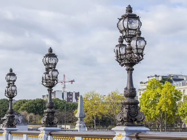 Paris, Frankrike, den 29 September 2015. Dekorativa gatlyktor på Alexander Iii bron — Stockfoto
