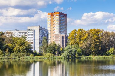 Pushkino, Rusya, 15 Eylül 2015 tarihinde. Şehir sonbahar manzarası. Serebryanka Nehri kıyısında evler