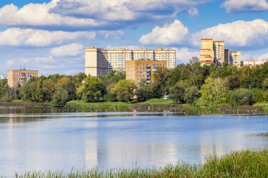 Pushkino, Rusya, 15 Eylül 2015 tarihinde. Şehir sonbahar manzarası. Serebryanka Nehri kıyısında evler